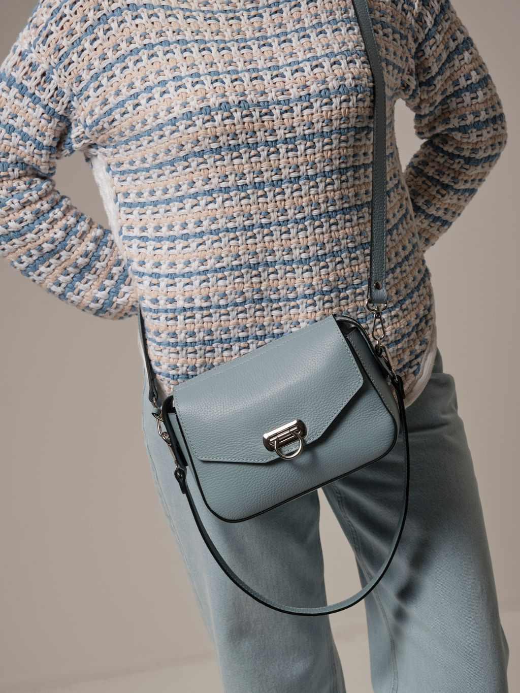 Сумка кожаная через плечо Azaro 3684 серое небо