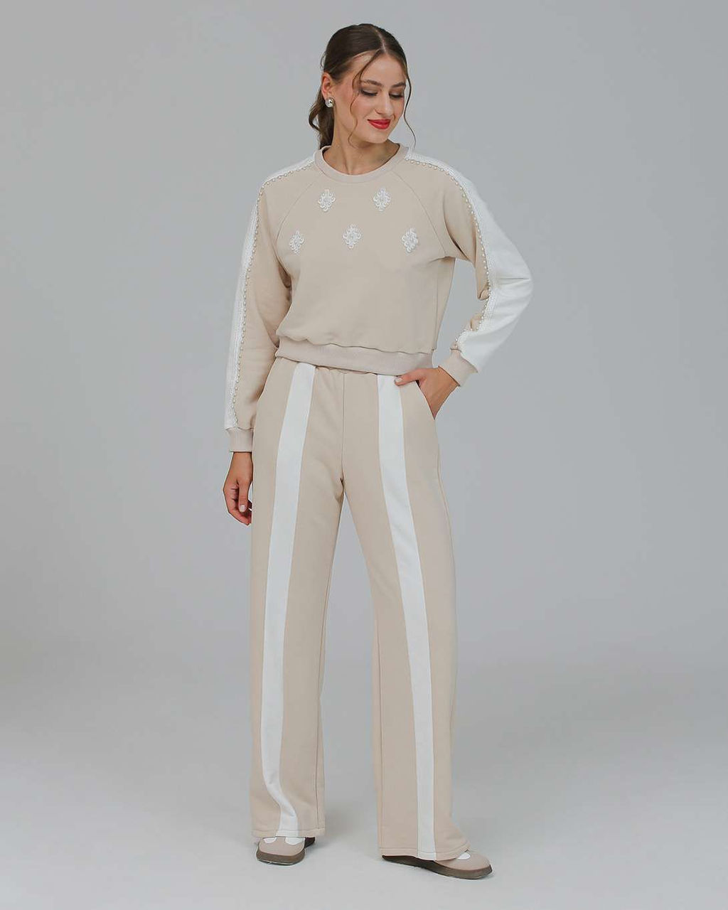 Свитшот укороченный с бусинами BSK001.