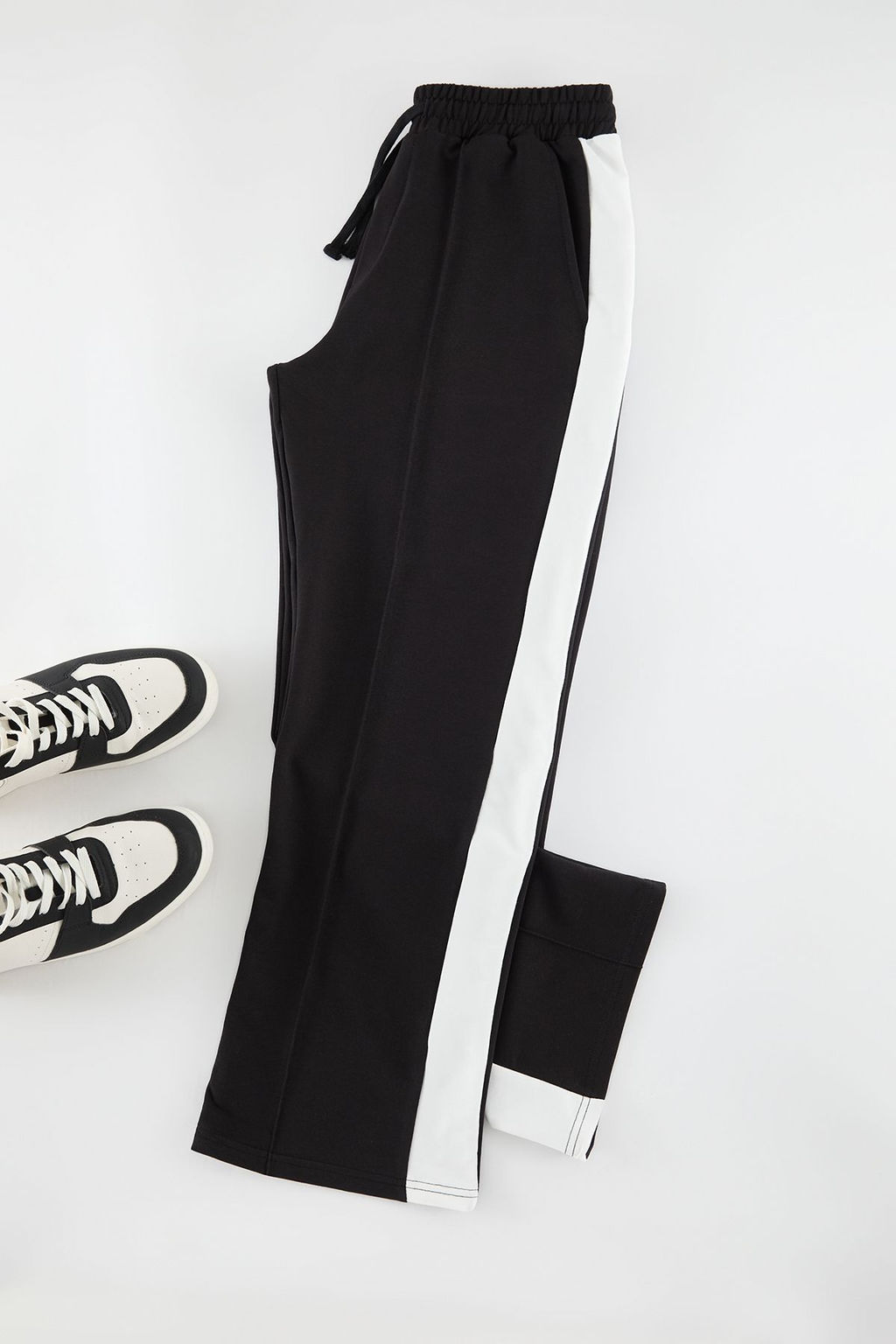 TRENDYOL MAN Siyah Oversize/Genis Kesim Ac?k Paca Renk Bloklu Esofman Alt? TMNAW25EA00006 - Trendyolmilla фото 6