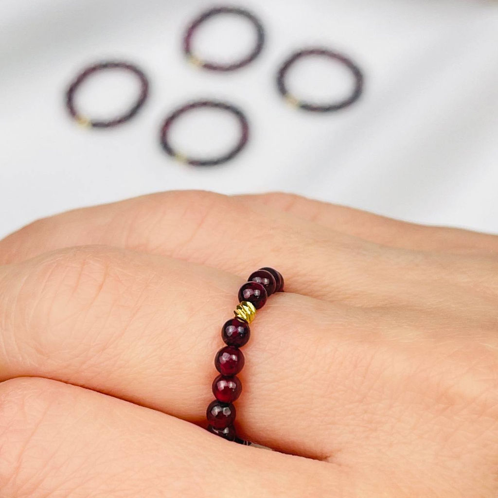 Кольцо на резинке из Граната 17 р.