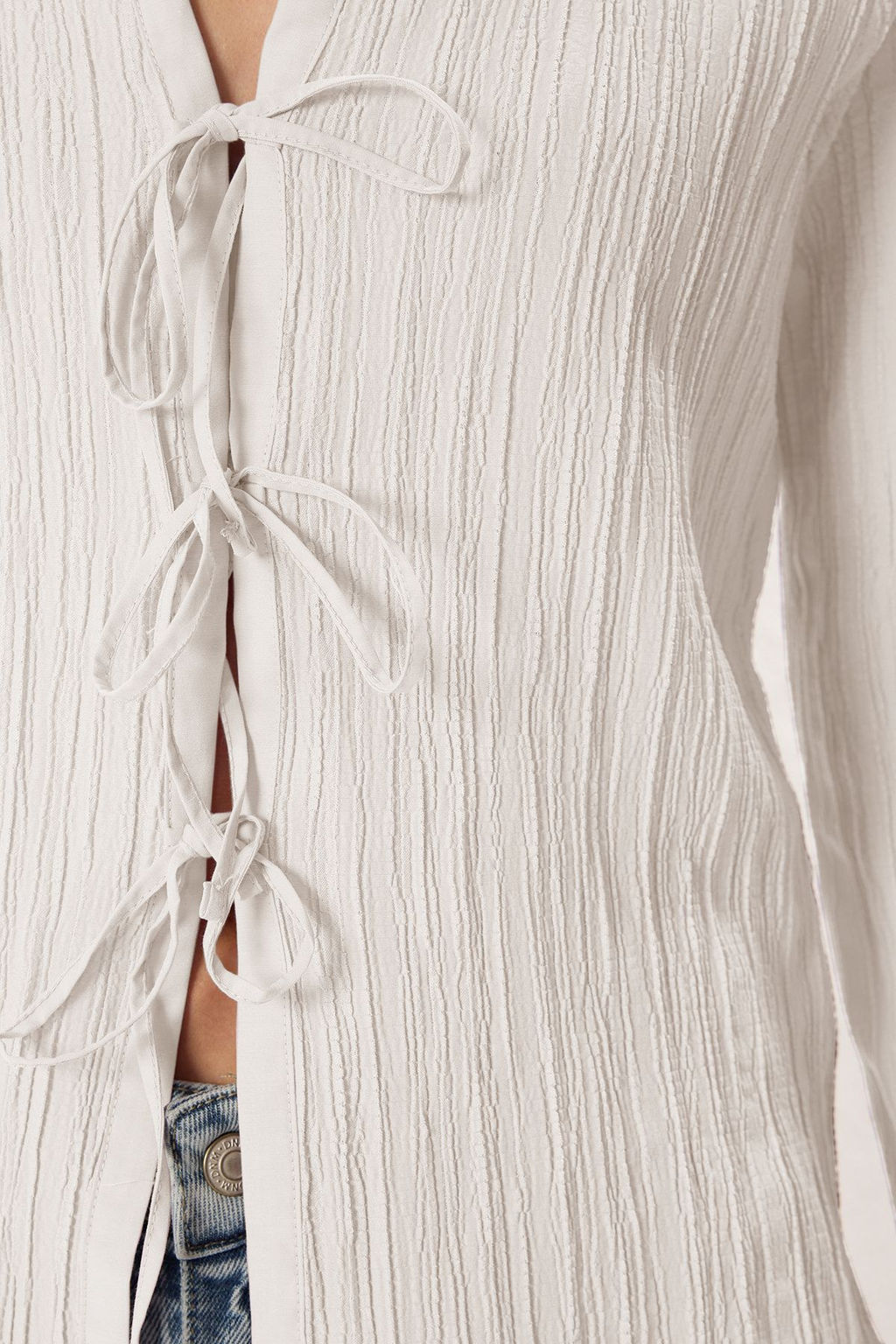 TRENDYOLMILLA Beyaz Dokulu Kumas Onden Baglama Detayl? Dokuma Gomlek TWOSS25GO00012 фото 5