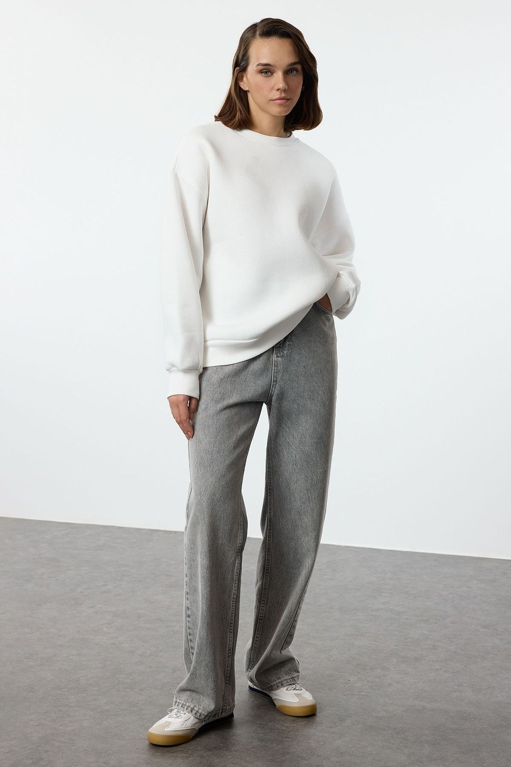 Ekru Oversize/Rahat Kesim Basic Bisiklet Yaka Kal?n/Ici polarl? Orme Sweatshirt TWOAW24SW00102