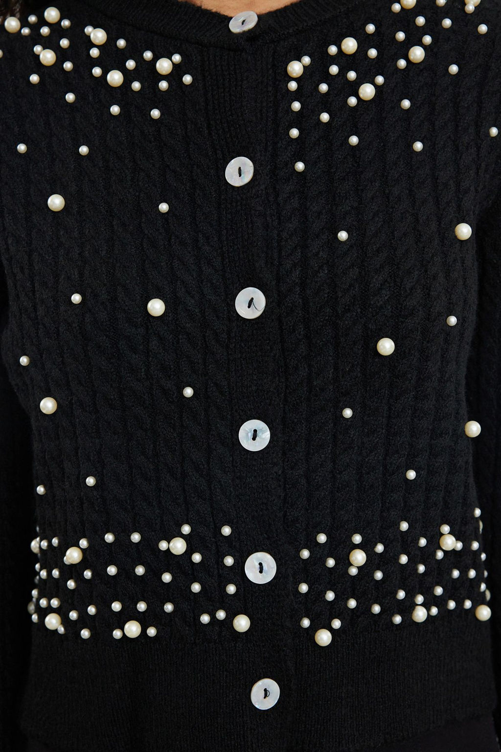 TRENDYOLMILLA Siyah Crop Yumusak Dokulu Inci Detayl? Ceket Gorunumlu Triko H?rka TWOAW25HI00184 фото 4