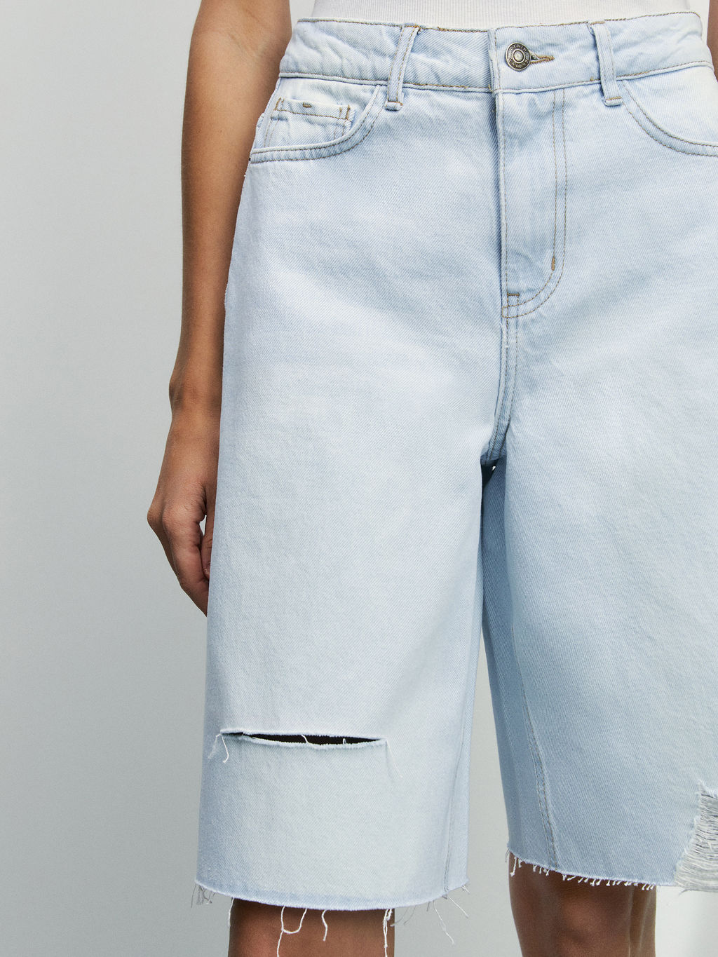 Джинсовые шорты-бермуды с разрывами / Zarina  фото 6