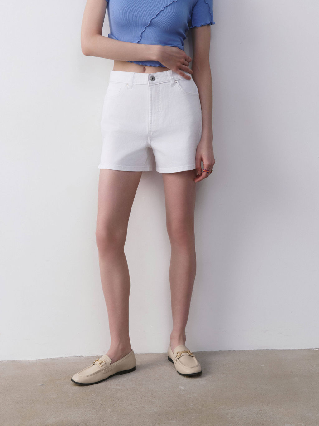 CONTE CON-660 Белые джинсовые шорты разрезами white