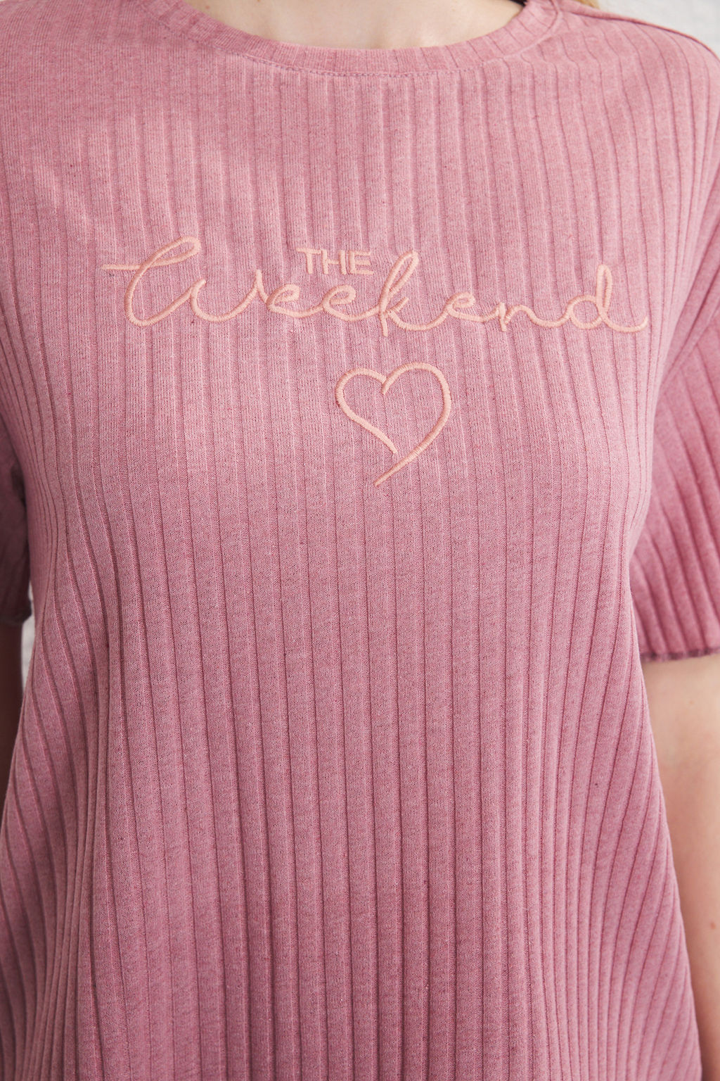 Trendyolmilla Bordo Slogan ve Kalp Nak?sl? Fitilli Sortlu Orme Pijama Tak?m? THMSS25PT00402 фото 4