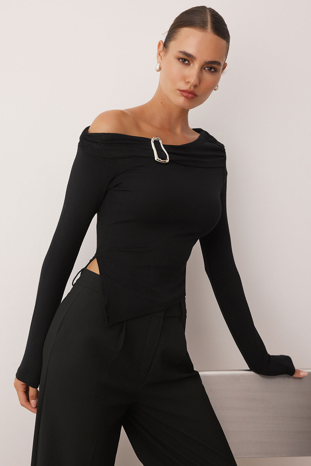 Siyah Asimetrik Yaka Aksesuar Detayl? Fitted Ac?k Omuzlu Orme Bluz TWOAW26BZ00121