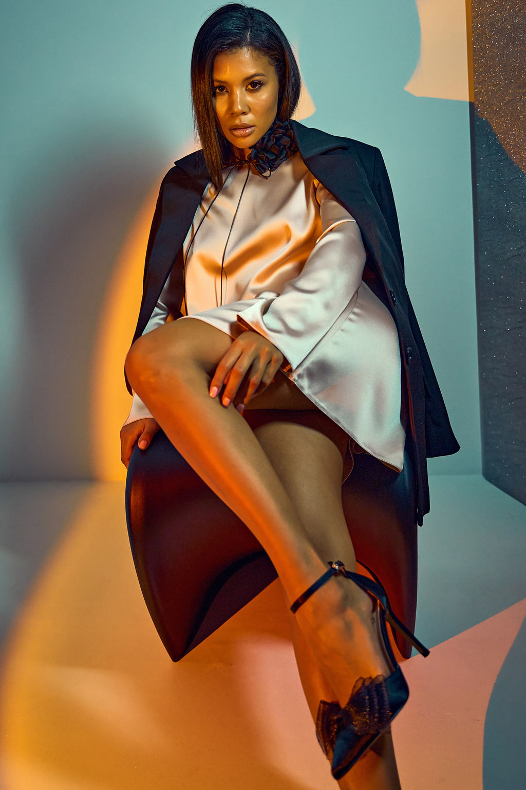 Платье с рукавом из атласа светло-бежевое новый год