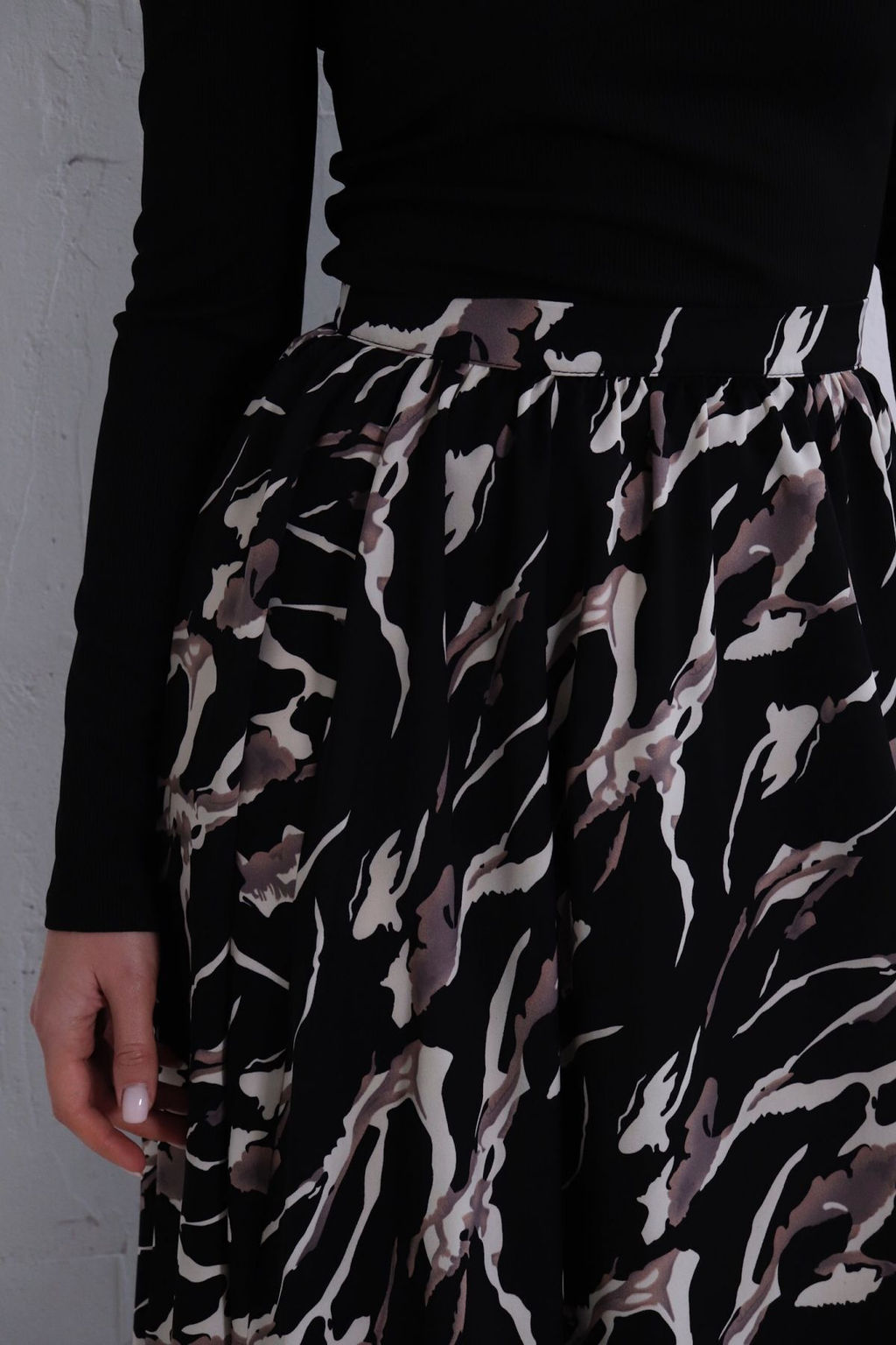11374 Юбка А-силуэта чёрная с принтом - Martichelli фото 19