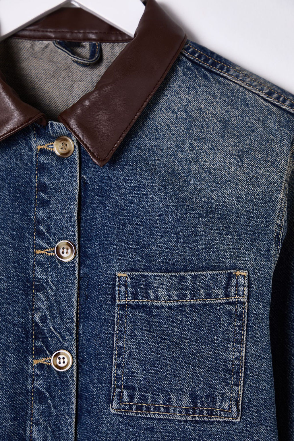Koyu Mavi Etek Ucu Puskullu Kontrast Deri Yaka Vintage Crop Oversize Denim Ceket TWOSS25CE00026 - Trendyolmilla фото 7