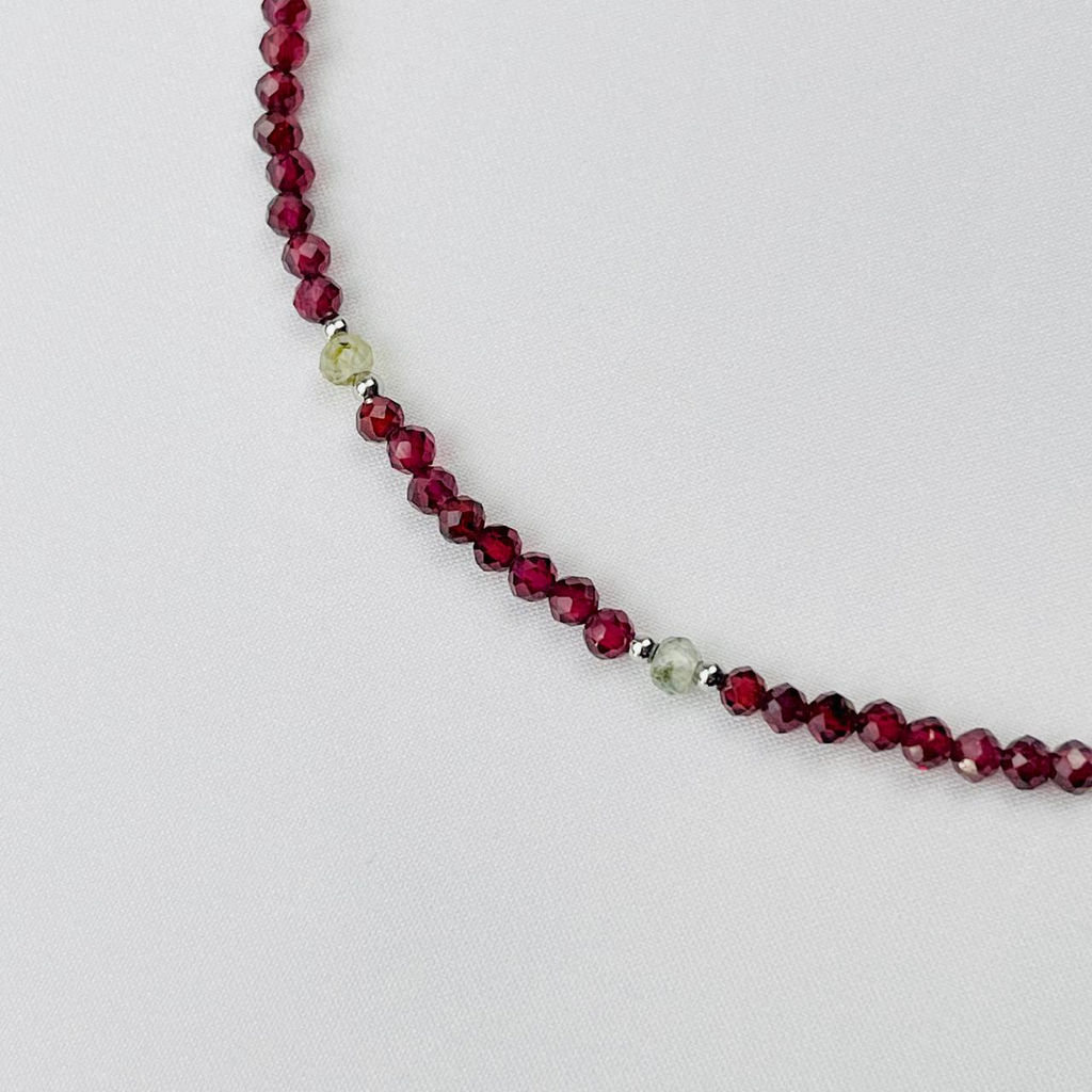 Чокер из Граната и Пренита с кулоном 38 см +