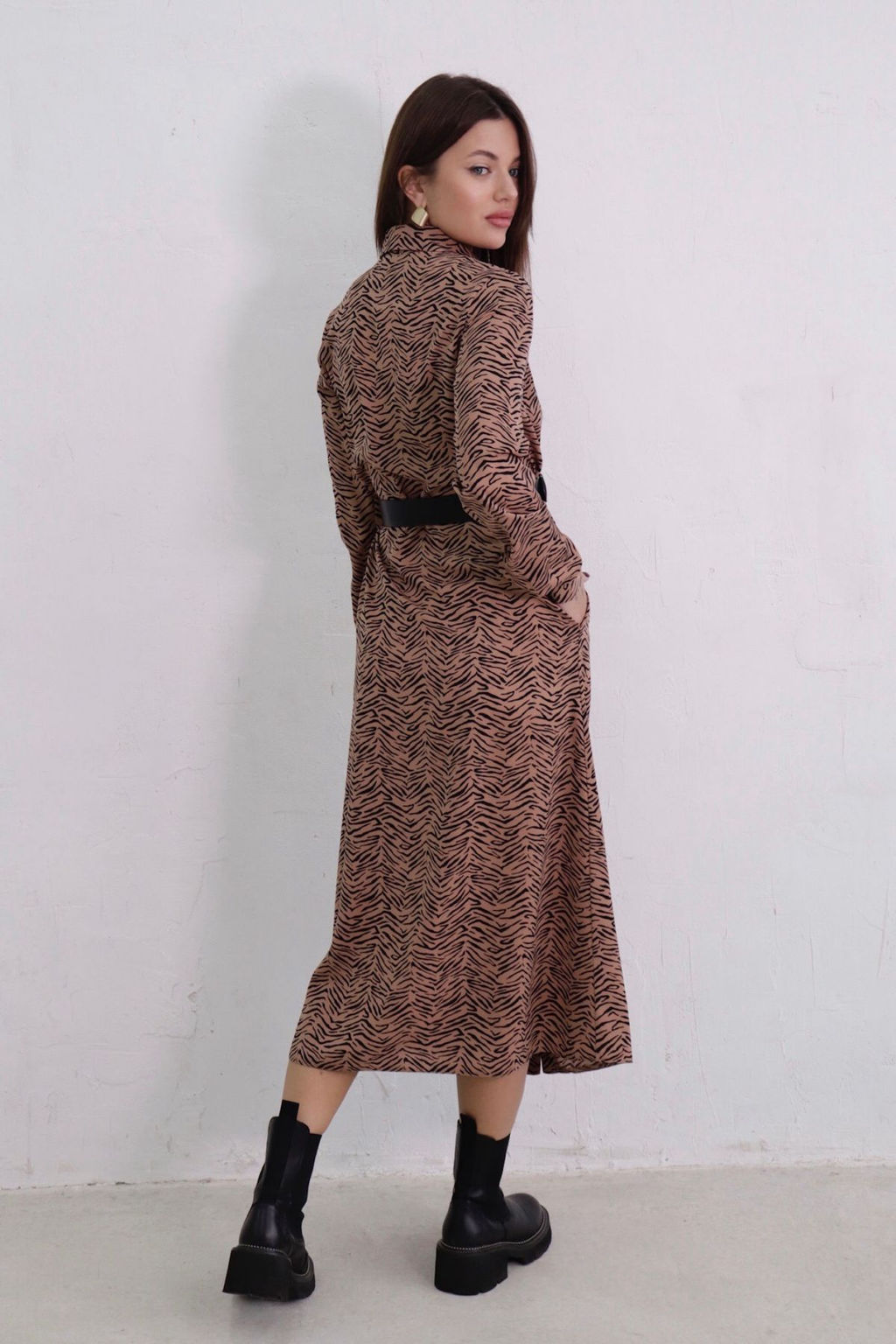 11007 Платье-рубашка удлинённое кофейно-чёрное - Martichelli фото 22