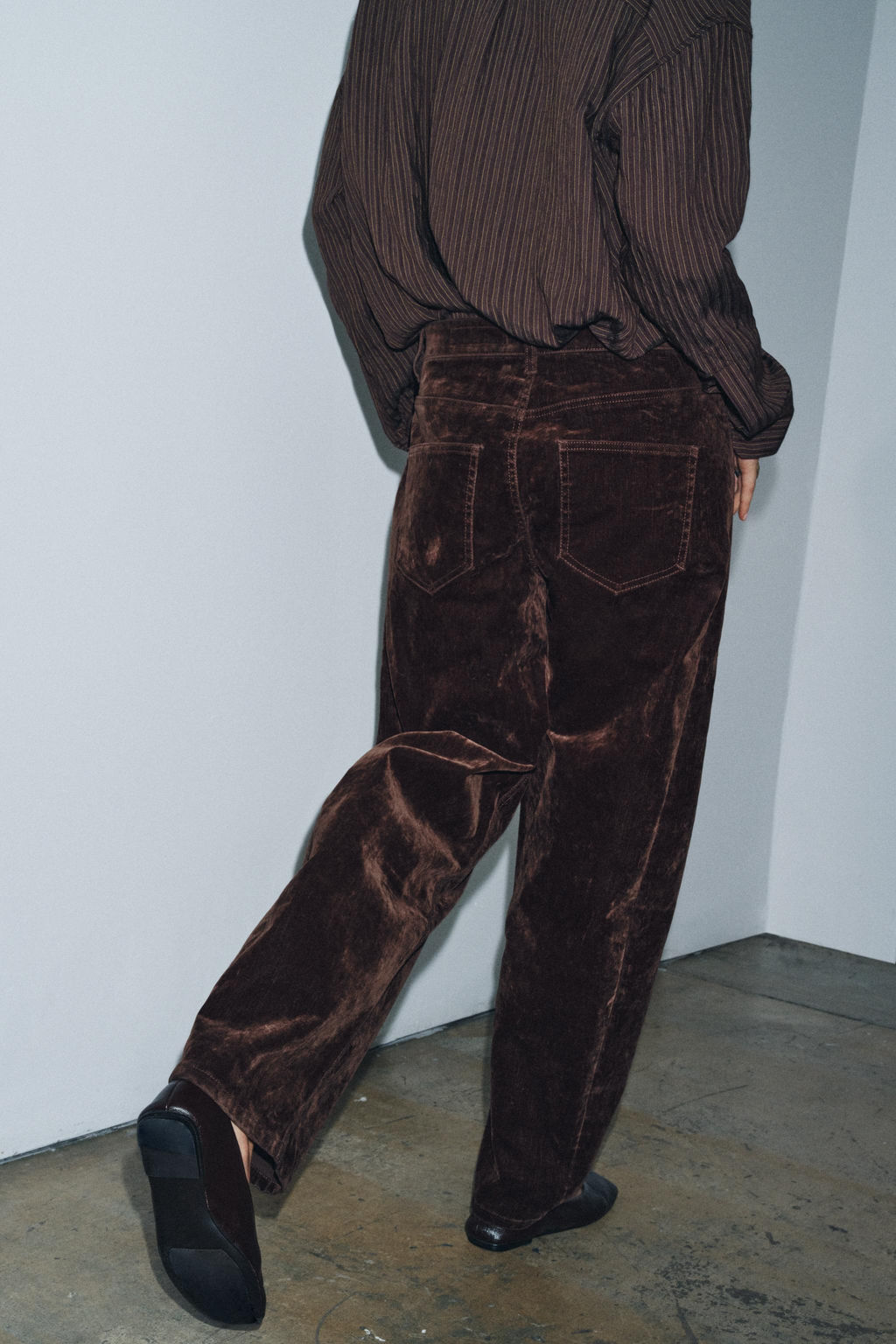 ZW COLLECTION HIGH-WAIST FLOCKED BALLOON JEANS - Zara фото 3