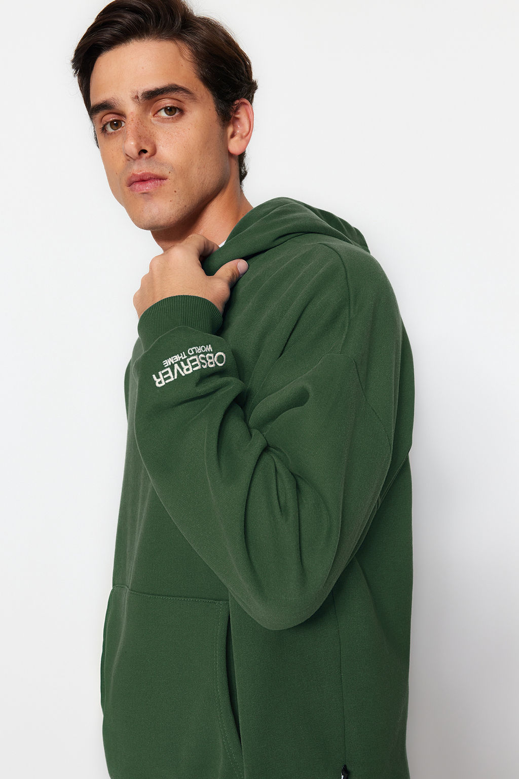 TRENDYOL MAN Siyah Kapusonlu Oversize/Genis Kesim Nak?sl? Etiketli Yumusak Kumas Sweatshirt TMNAW24SW00031 - Trendyolmilla фото 34