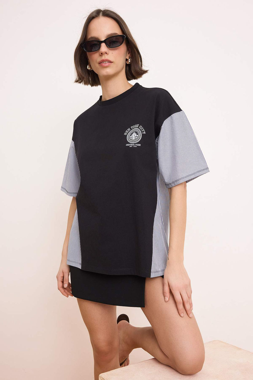 TRENDYOLMILLA Siyah Oversize/Genis Kal?p Poplin Detayl? Bask?l? Orme T-Shirt TWOSS24TS00005 фото 9