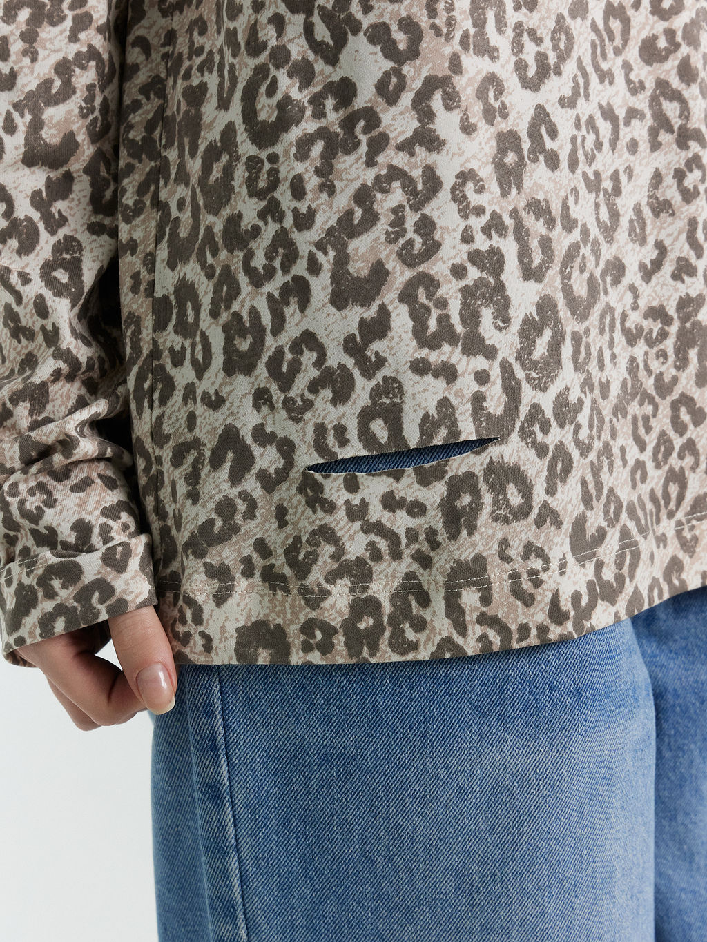 Лонгслив женский с леопардовым принтом потертый леопард 122868R