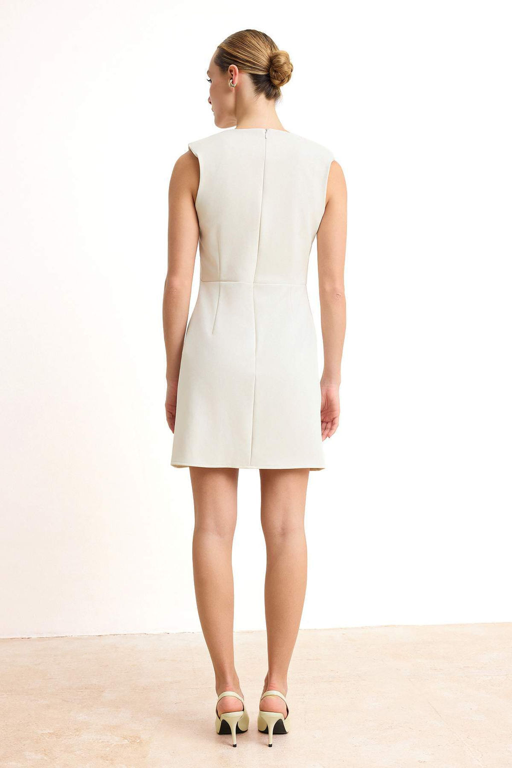 Ekru Vatkal? Duz Kolsuz Mini Esnek Dokuma Elbise TWOSS26EL00296