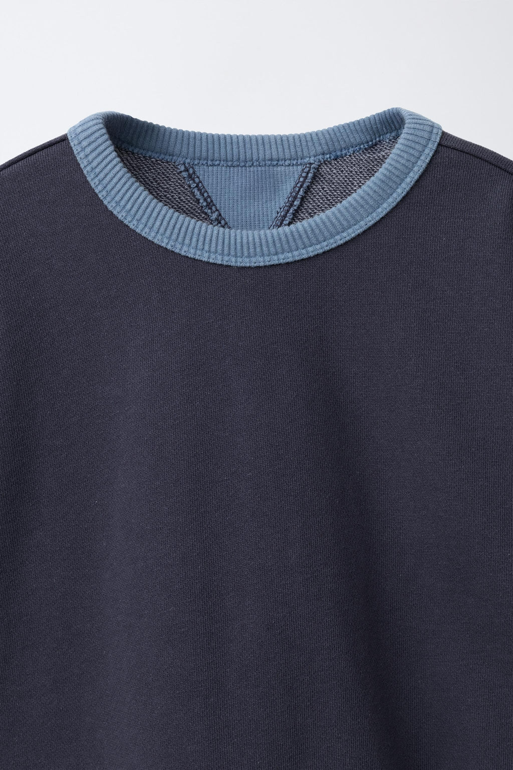 SWEATSHIRT WITH CONTRAST NECK AND CUT-OUTS - Zara фото 3
