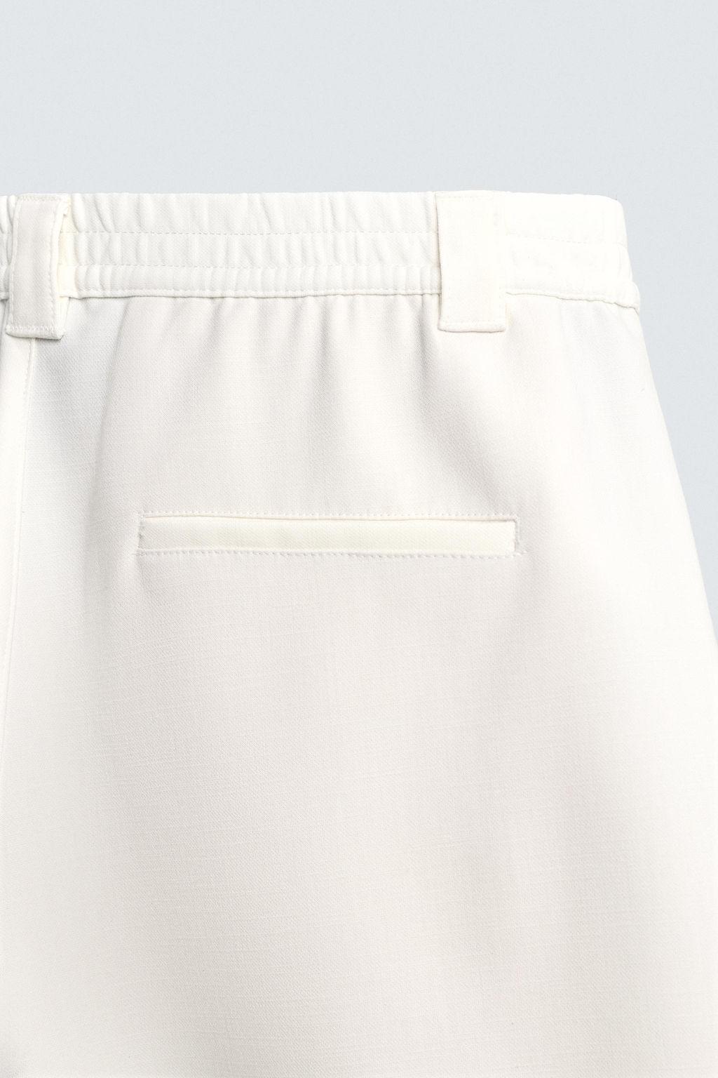 BERMUDA RELAXED FIT PLIEGUES LATERALES / Blanco roto