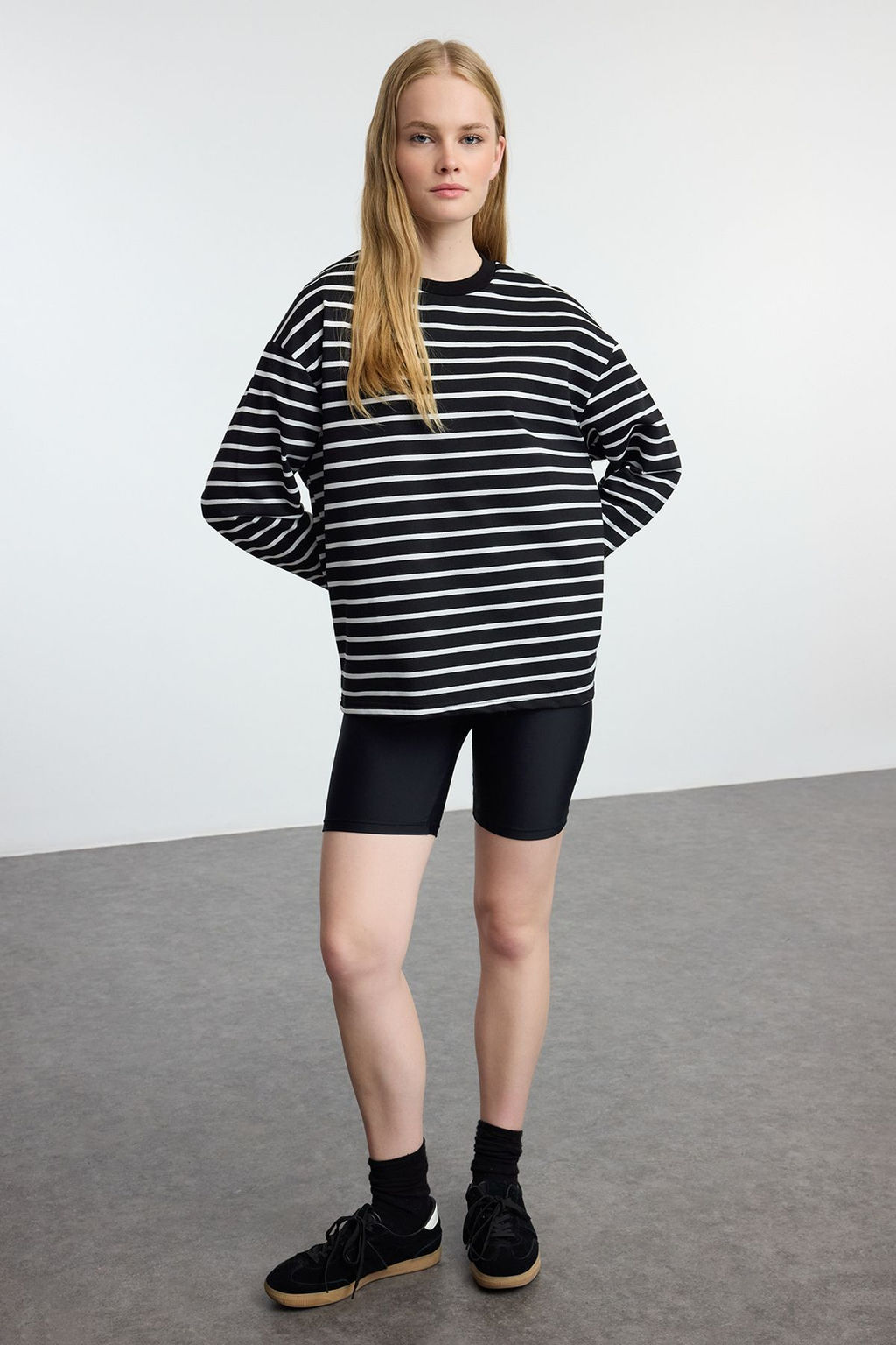 Siyah Cizgili Oversize/Genis Kesim Bisiklet Yaka Ince Orme Sweatshirt TWOAW23SW00326