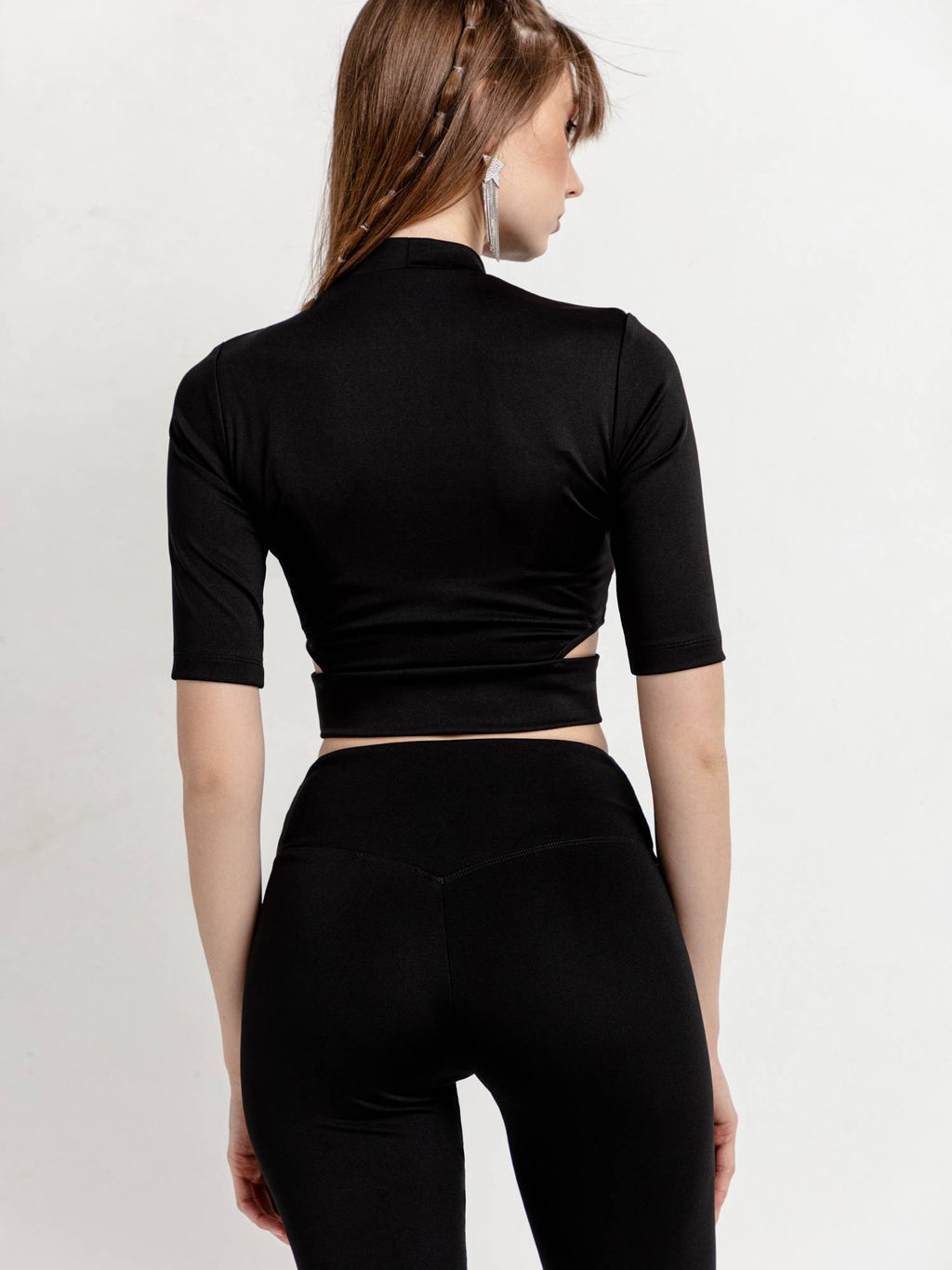 CONTE Укороченный спортивный топ с фигурными вырезами по бокам LD 1718 black black