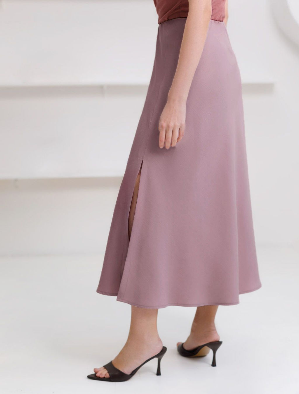 Юбка миди с разрезом скроенная по косой из плотного лиоцелла - Vilatte фото 3