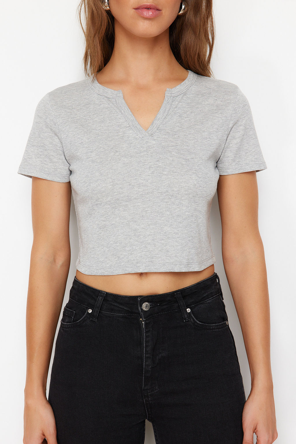 Gri Melanj %100 Pamuk V Yaka Detayl? Vucuda Oturan Crop Esnek Orme T-Shirt TWOSS24TS00194 - Trendyolmilla фото 4