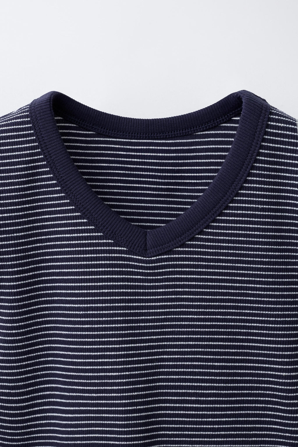 CAMISETA RIB CUELLO PICO RAYAS / Rayas - Zara фото 4
