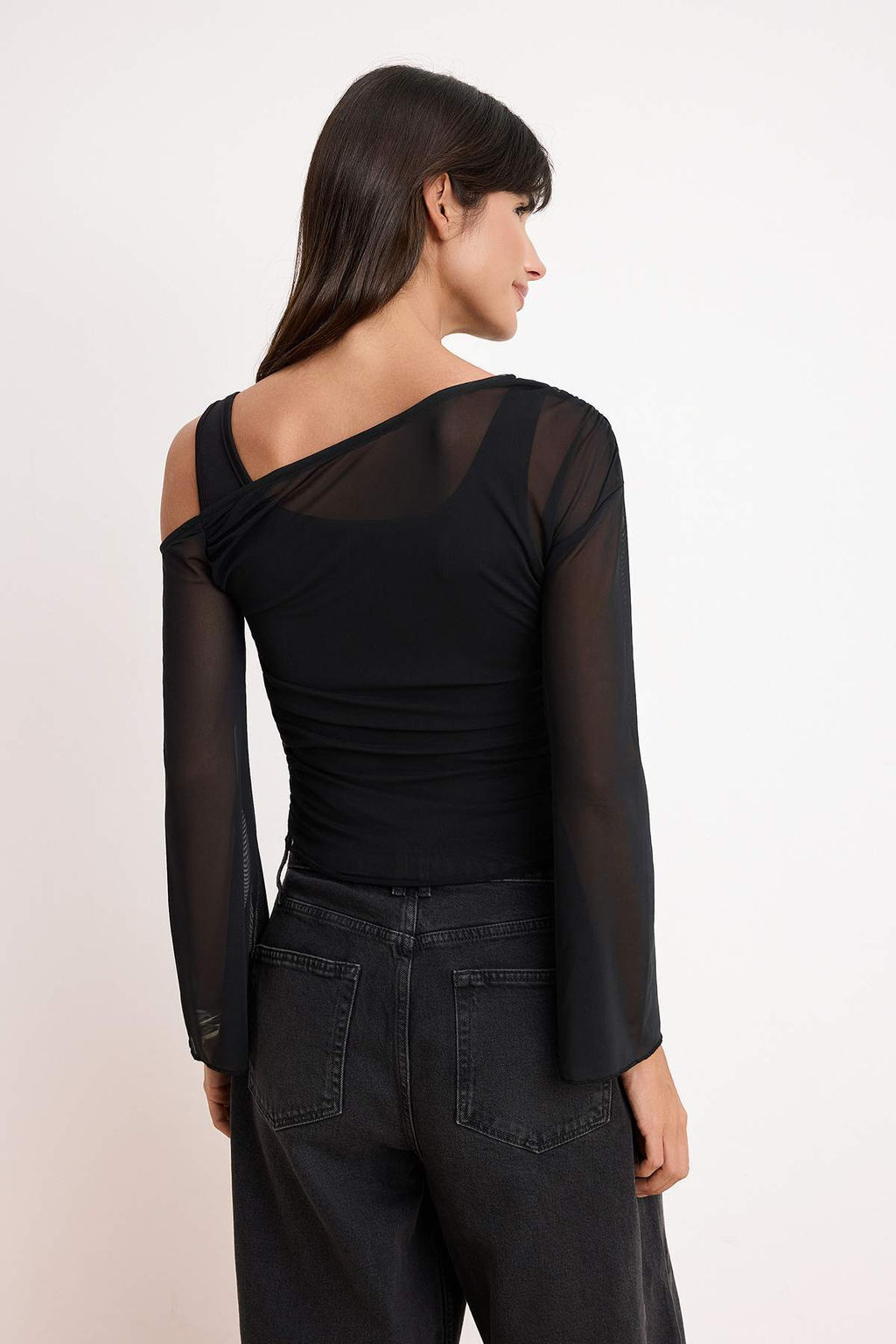 Siyah Fitted/Vucuda Oturan Asimetrik Yaka Cift Gorunumlu Buzgulu Tul Orme Bluz TWOSS26BZ00071