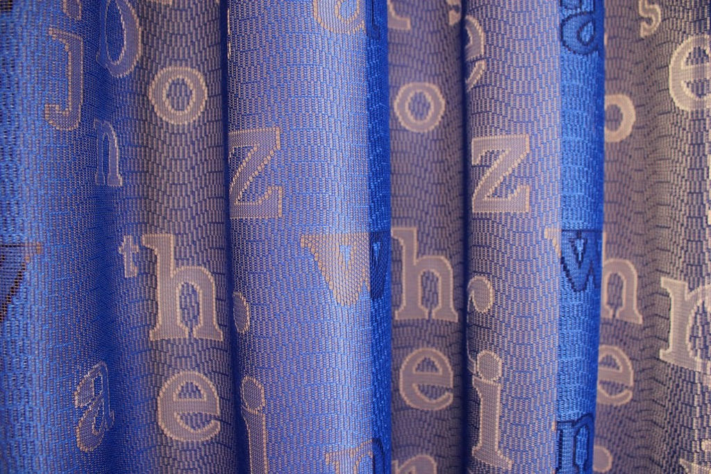 Готовые шторы арт. 22385/200, АЛФАВИТ, комплект для детской, размеры: тюль: 300 см ширина х 170 см высота.; портьеры (145 см ширина. х 200 см высота) х 2