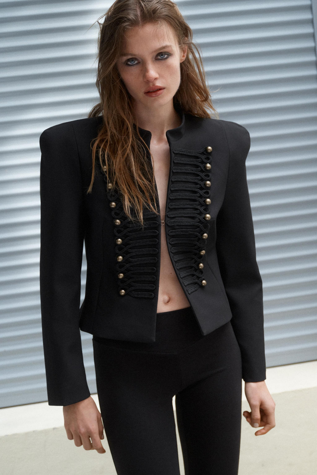 BLAZER ENTALLADA HOMBRERAS / Negro - Zara фото 2