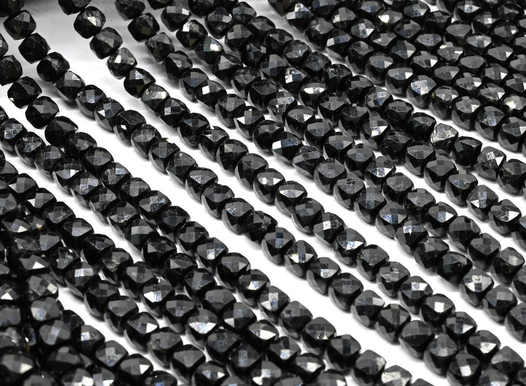 Бусины из турмалина шерл кубик гр.5мм, 39см, 80 бусин Радуга камня