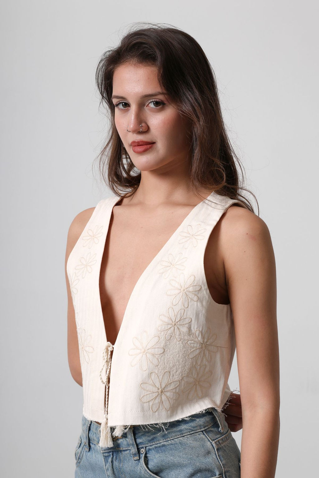 TRENDYOLMILLA Bej Regular Dantelli V Yaka Onu Baglama Detayl? Crop Yelek TWOSS25YE00041  фото 2