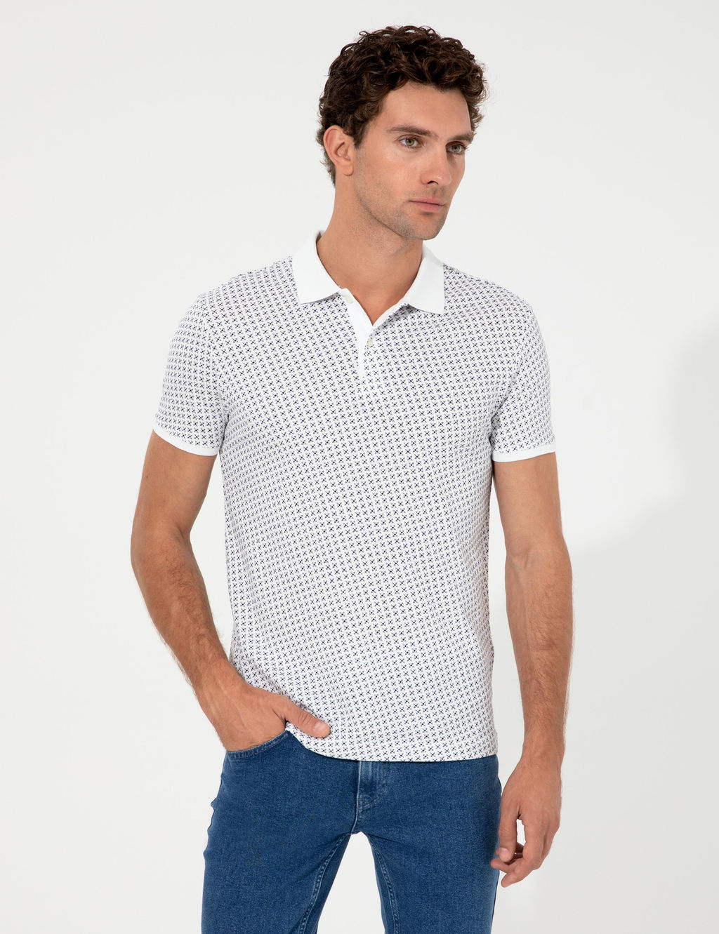 Белая футболка с воротником-поло