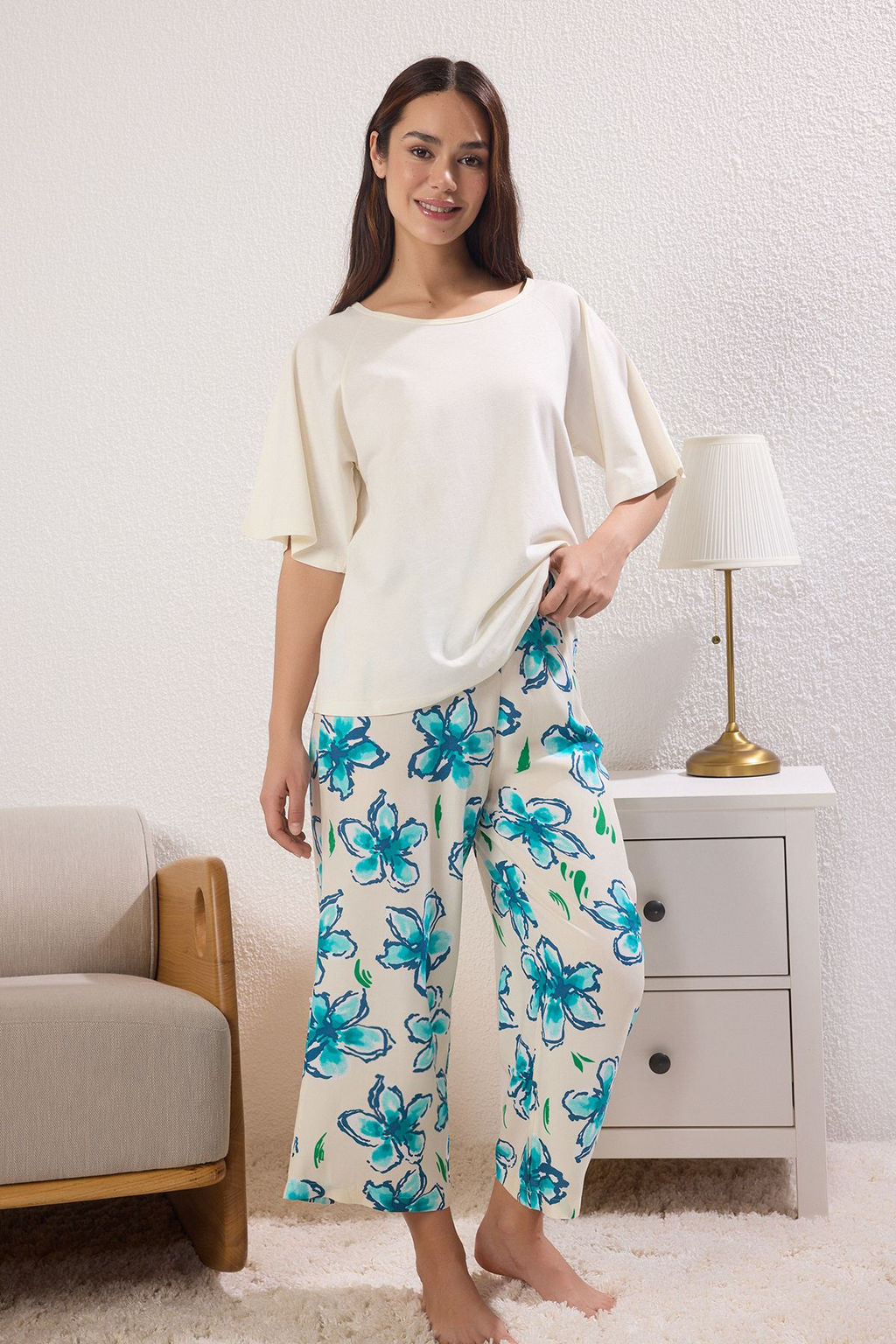 Trendyolmilla Ekru %100 Pamuklu Cicekli Kapri Orme Pijama Tak?m? THMSS25PT00366