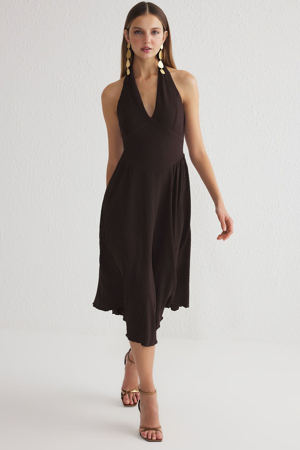 TRENDYOLMILLA Kahverengi A-Kesim V Yaka Dokuma Detayl? Burumcuk Orme S?k Elbise TPRSS25EL00086