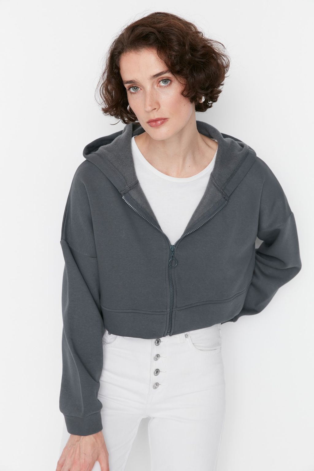 TRENDYOLMILLA Ekru Basic Fermuarl? Kapusonlu Crop Kal?n Ici Polarl? Orme Sweatshirt TWOAW20SW0660  фото 8