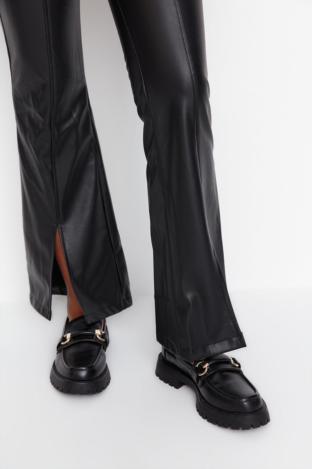 TRENDYOLMILLA Siyah Flare Ispanyol Paca Dokuma Suni Deri Pacas? Y?rtmac Detayl? Pantolon TWOAW23PL00056  фото 4