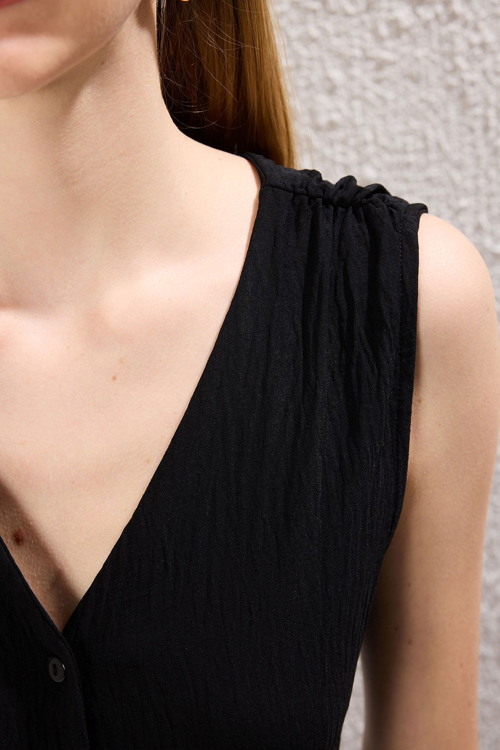 TRENDYOLMILLA Siyah Dugmeli Kolsuz Midi Dokuma Gomlek Elbise TWOSS24EL00442 фото 11