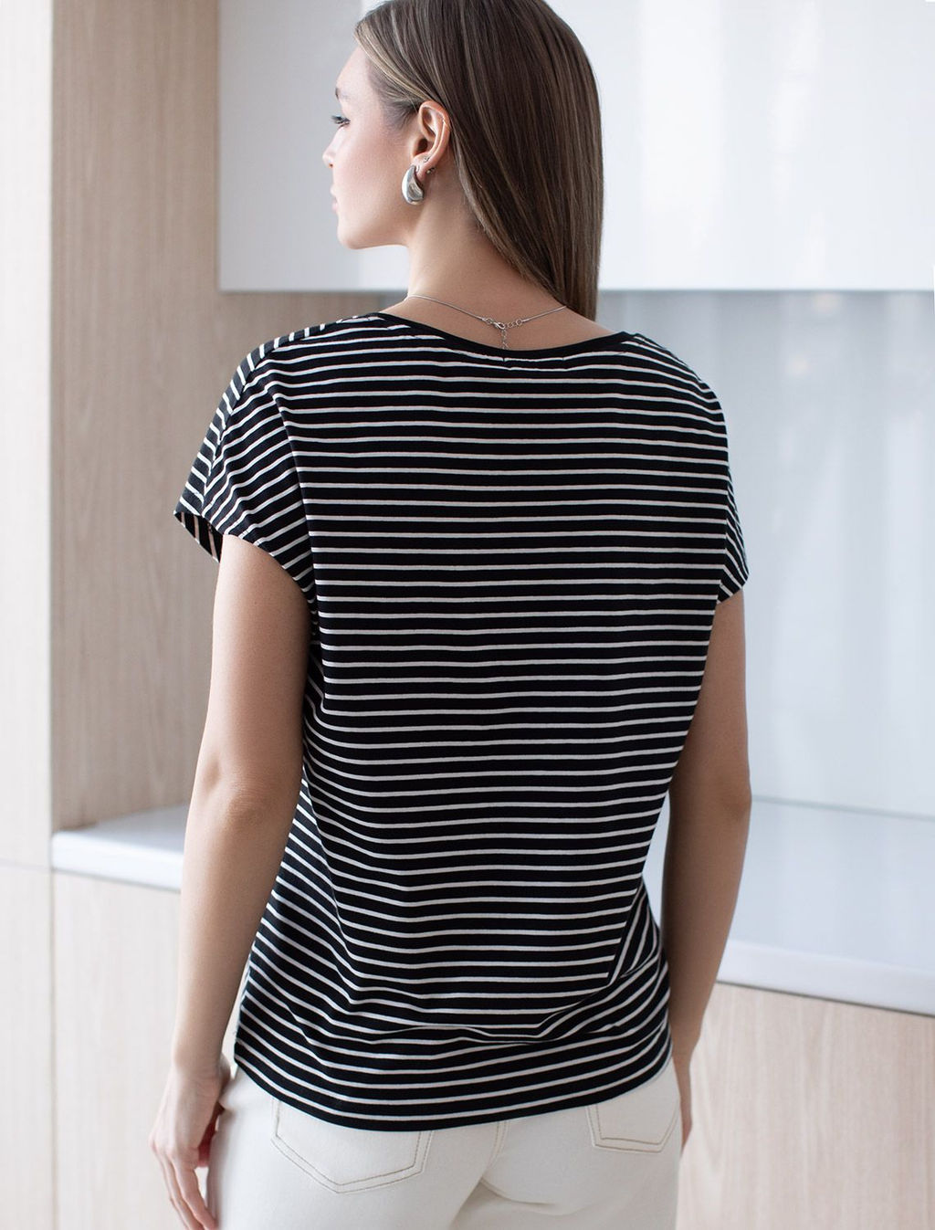 D49.069 Футболка женская черно-белый