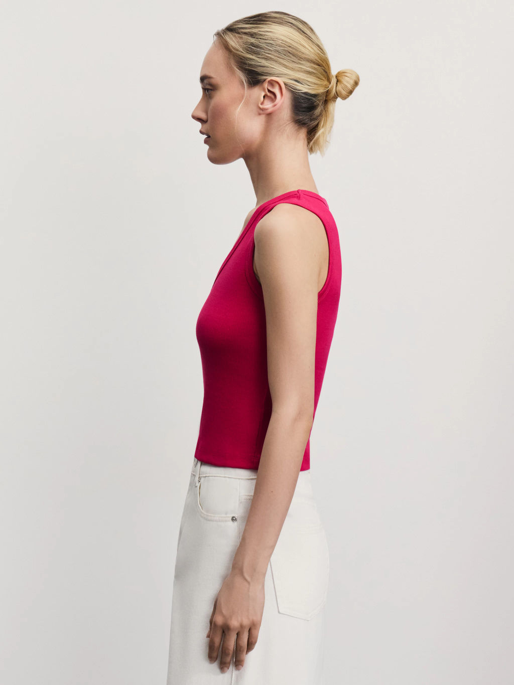 Укороченный топ в рубчик с V-образным вырезом / Zarina  фото 4