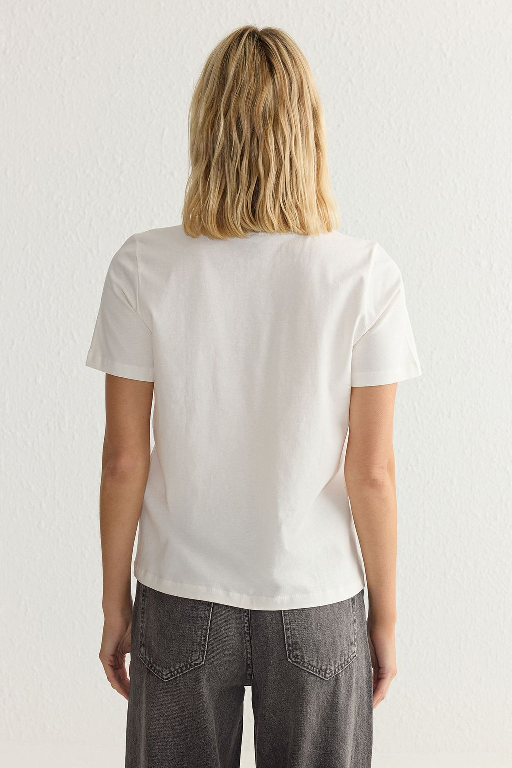 TRENDYOLMILLA Ekru %100 Pamuk Regular/Normal Kal?p Tas Detayl? Orme T-Shirt TWOSS25TS00016  фото 6