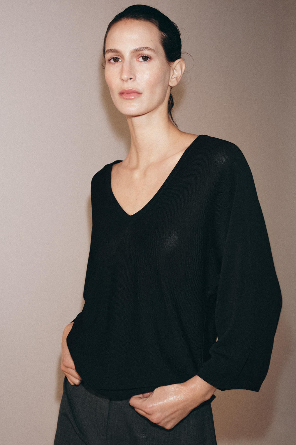 JERSEY PUNTO FLUIDO ESCOTE PICO / Negro - Zara фото 8