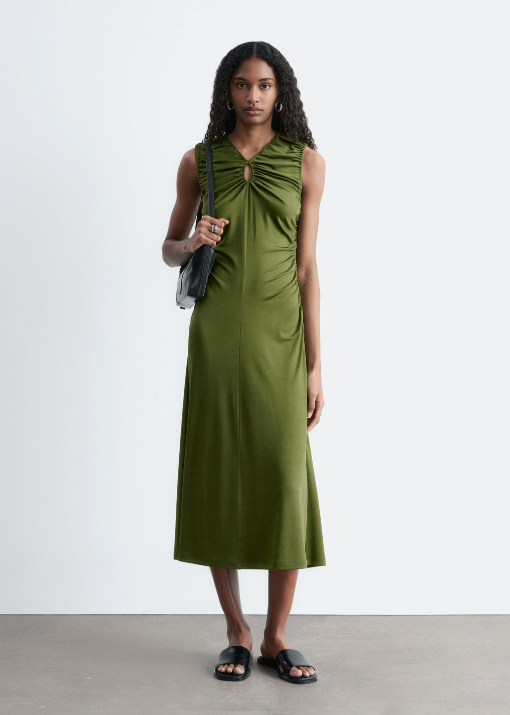 Vestido midi fruncido con escote ojo de cerradura - H&m фото 10