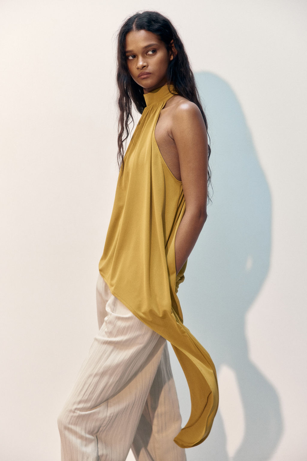 Top asim?trico con escote halter - H&m фото 7