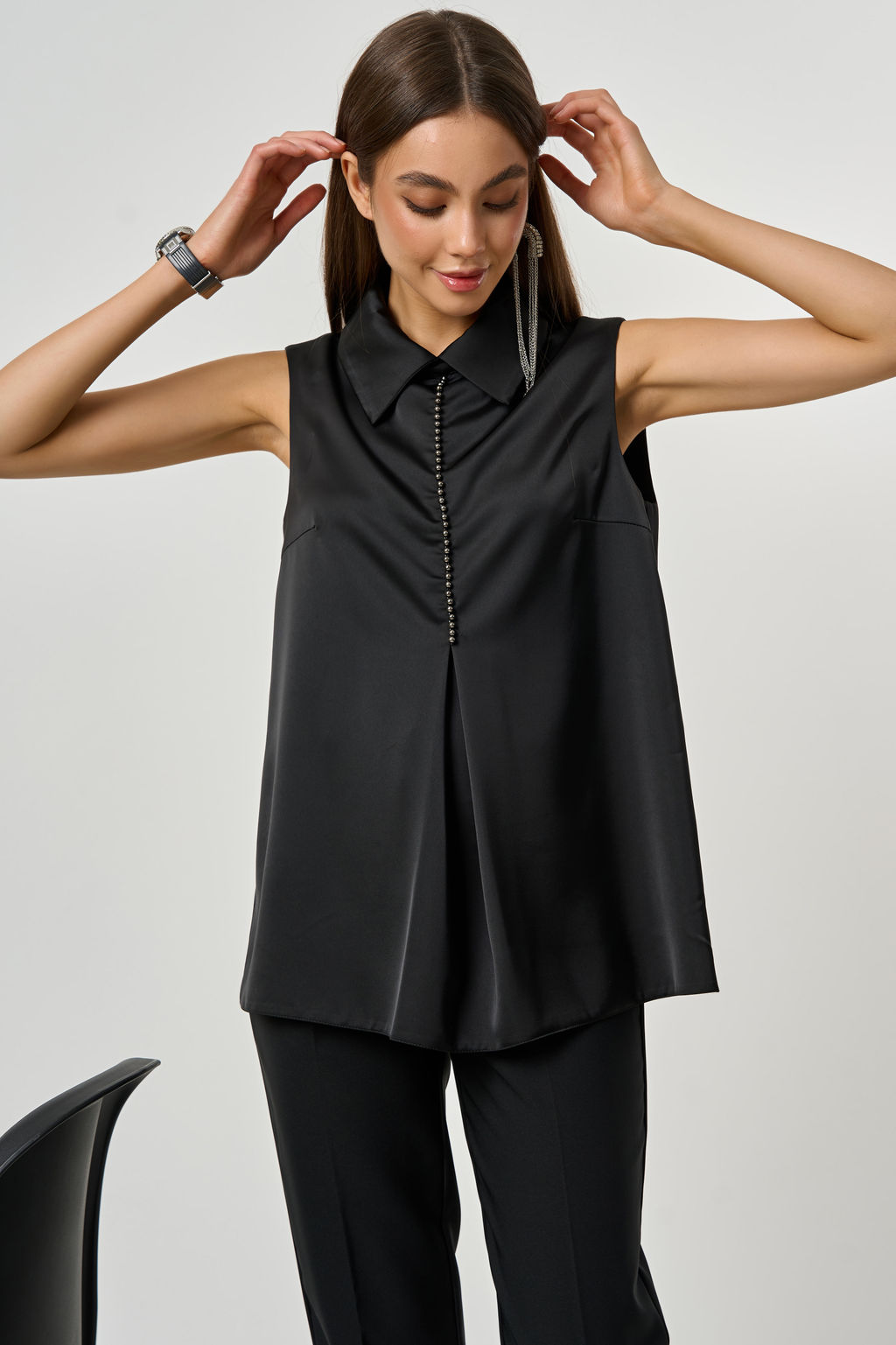 Блузка из атласа с воротником черная