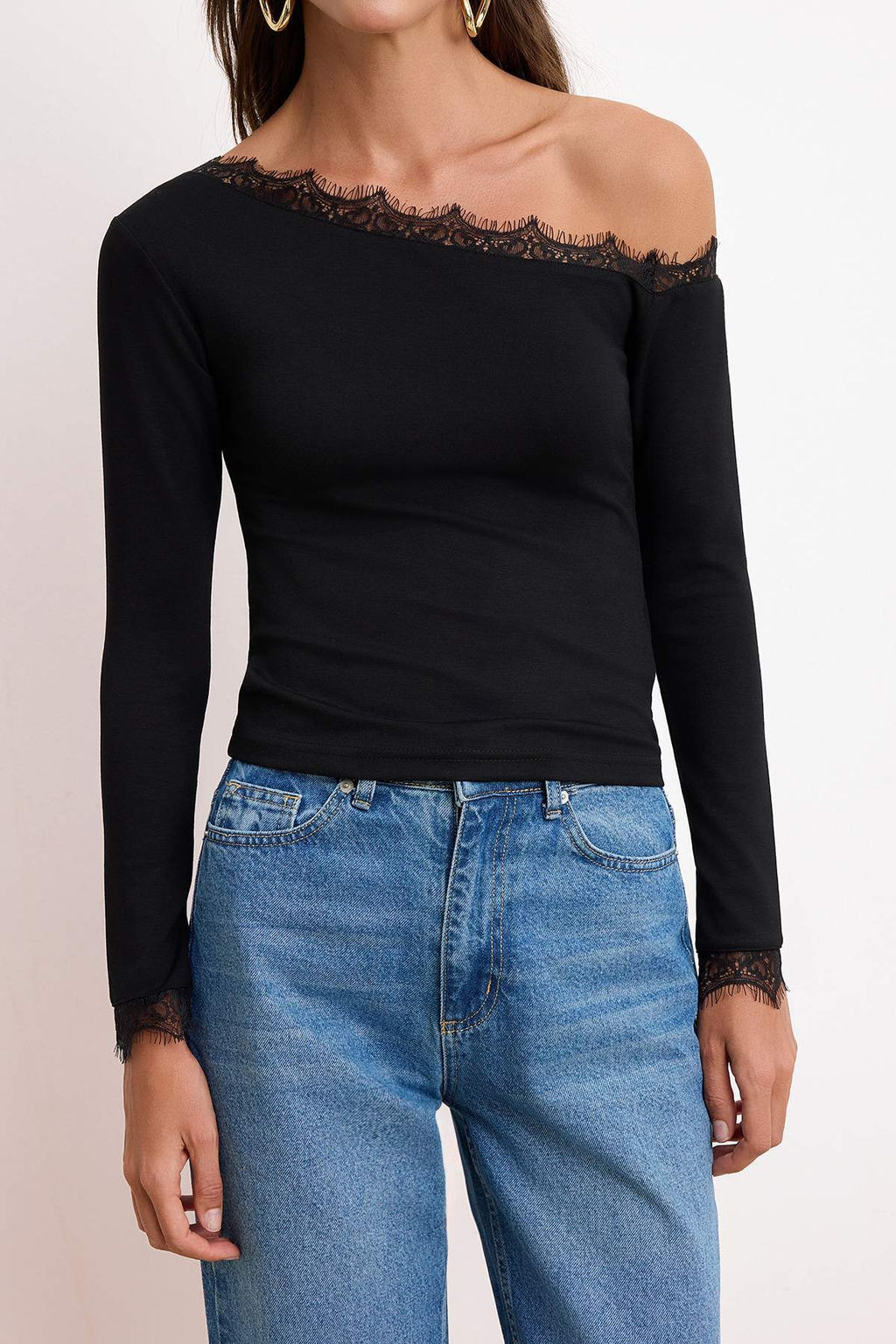 Siyah Fitted/Vucuda Oturan Asimetrik Yaka Uzun Kollu Dantel Detayl? Tul Orme Bluz TWOSS26BZ00662 - Trendyolmilla фото 3