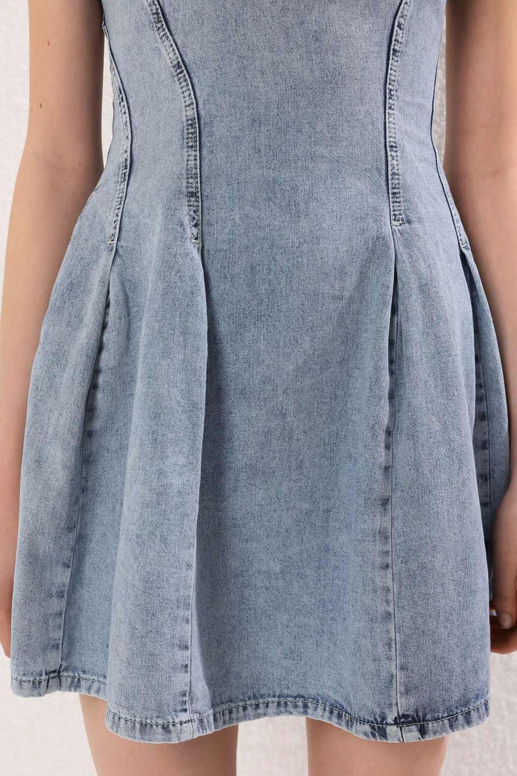 Trendyolmilla Ac?k Mavi Etegi F?rf?rl? Ayarlanabilir Ask?l? Pileli Mini Denim Elbise TWOSS25EL00750  фото 3