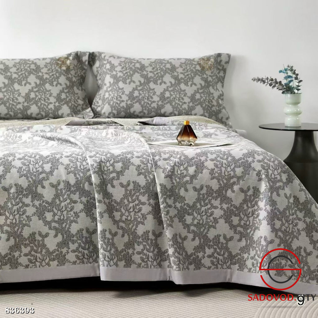 Покрывало на кровать с двумя наволочками