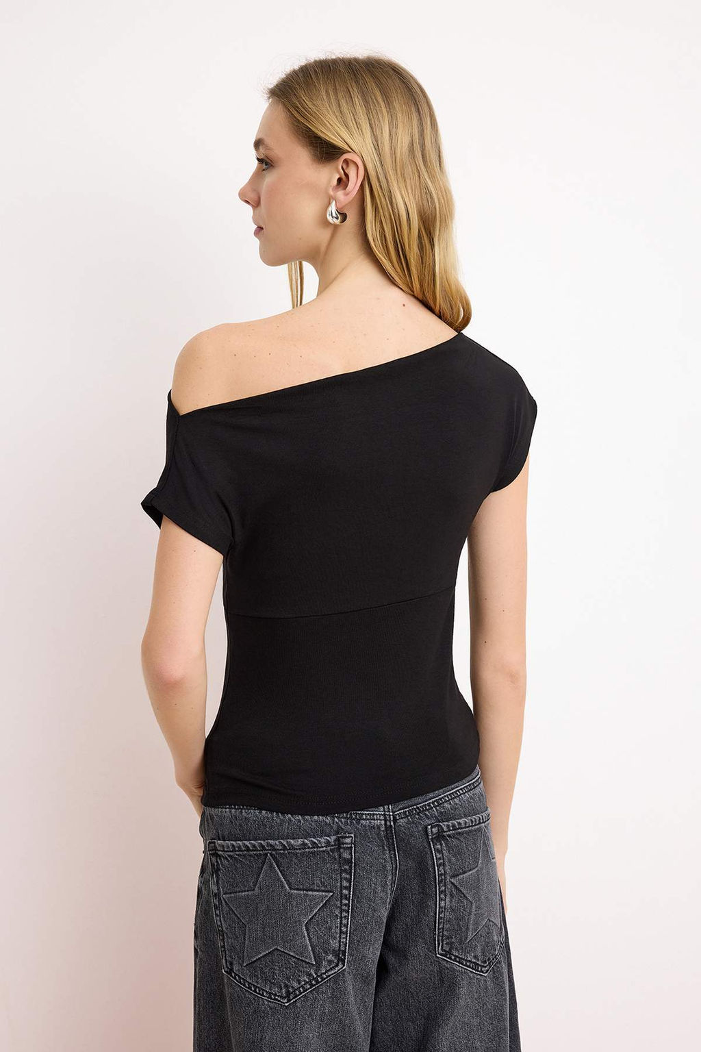 Siyah Fitted/Vucuda Oturan Asimetrik Yaka Kolsuz Yumusak Orme Bluz TWOSS26BZ00360 - Trendyolmilla фото 4